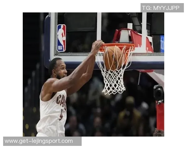 小莫布里首秀表现亮眼18分钟内砍下12分6板2助助球队取胜 小莫布里首秀表现亮眼18分钟内砍下12分6板2助助球队取胜